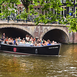 Sloep-tour-amsterdam-experience-activity-dutch-matters